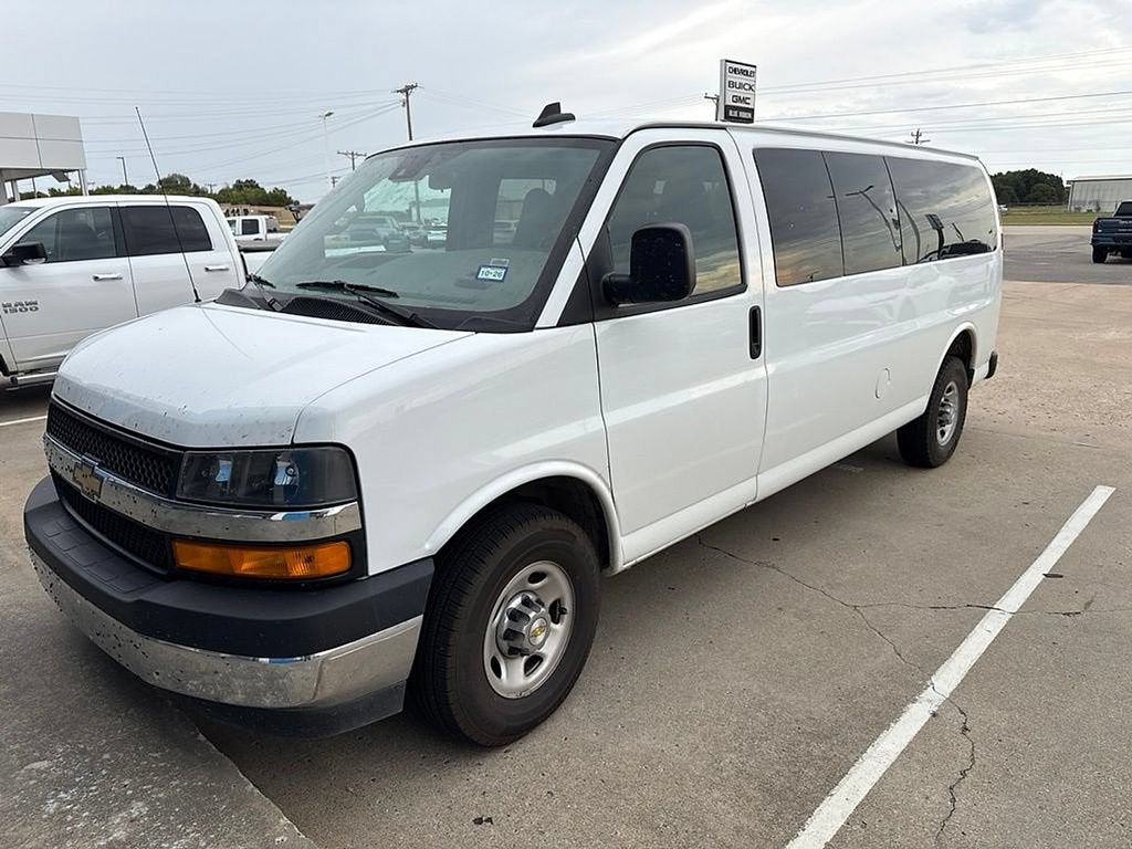 2025 Chevrolet Express Passenger 1LT