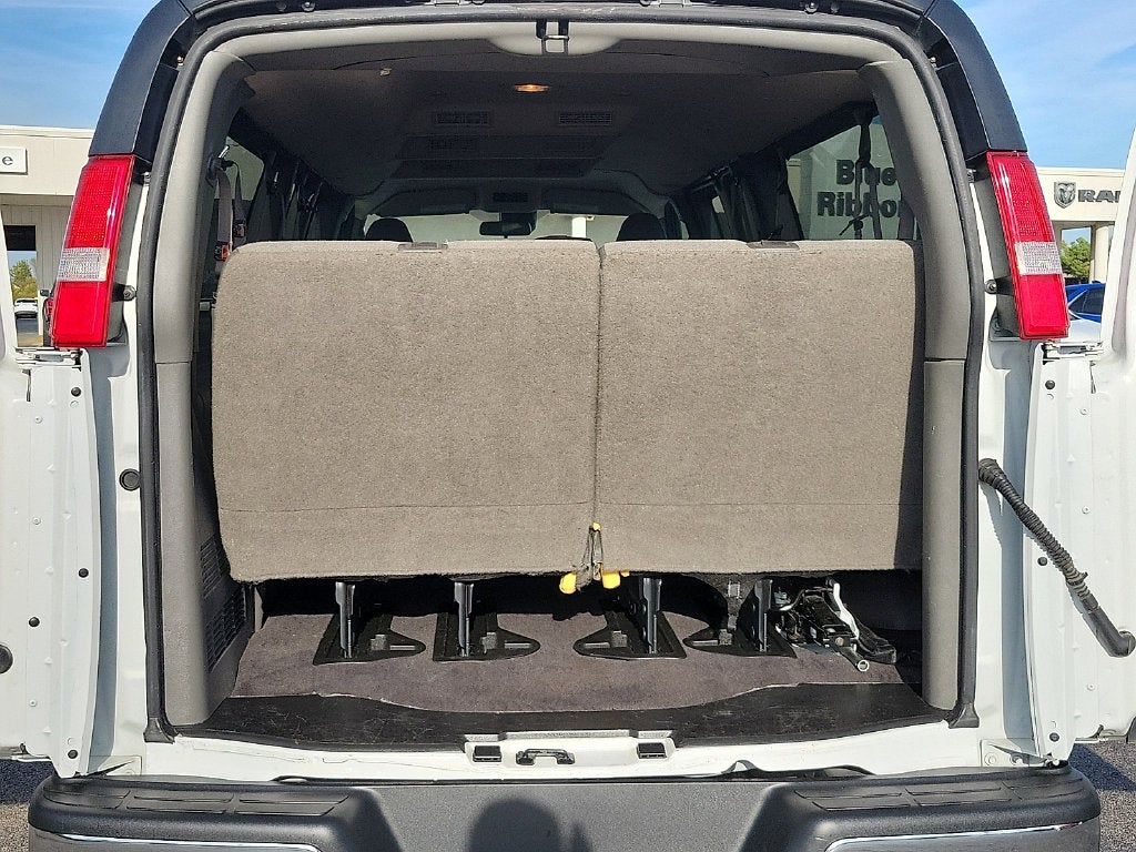 2025 Chevrolet Express 3500 LT Passenger